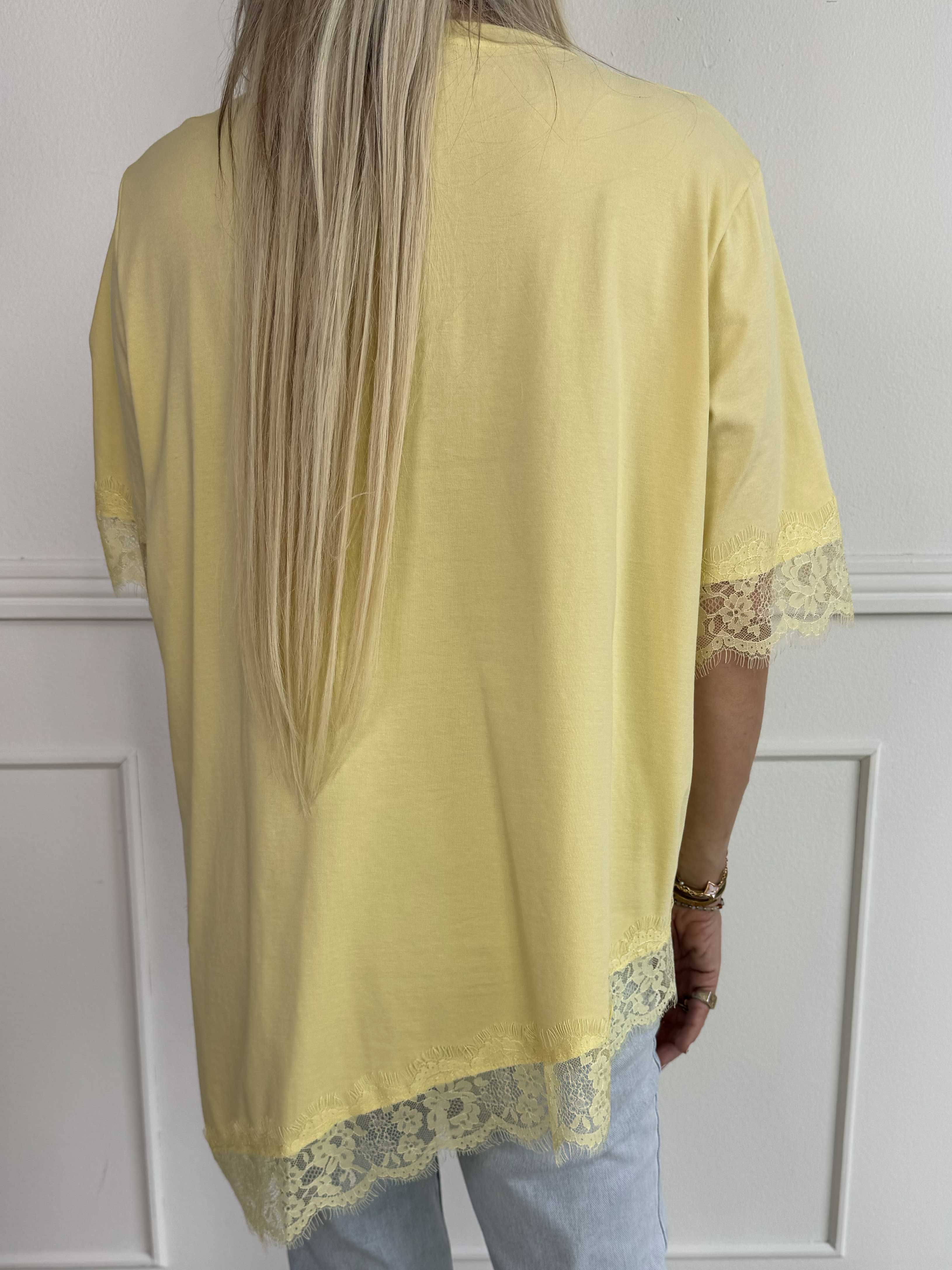 Nitza - T-shirt i blød bomuld med skråtskåret bund og elegante blondekanter